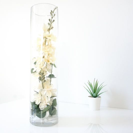 Un Vase Cylindrique Delphinium artificiel Blanc cassé