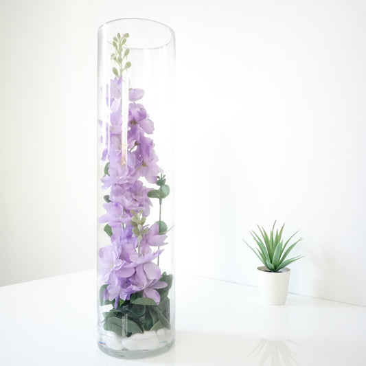 Un Vase Cylindrique Delphinium artificiel Violet