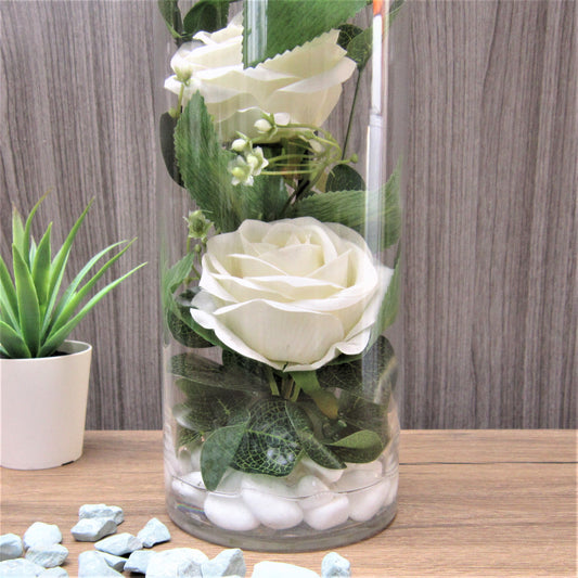 Un Vase Cylindrique de Roses Blanches artificiel